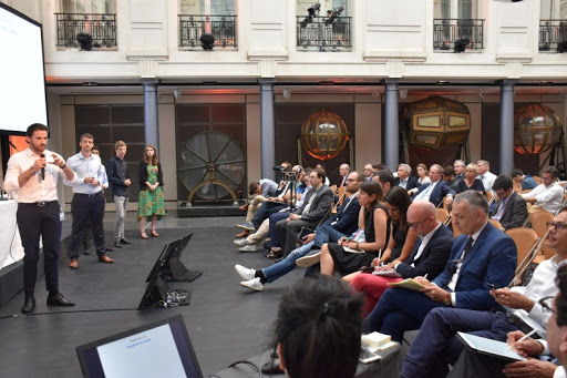 L'équipe lauréate IAudit en train de présenter son projet Pi2020 au jury.